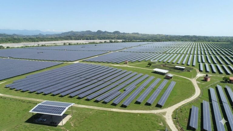 Render AI Campo paneles solares Proyecto Salgar Solterra