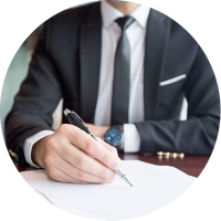 Ilustrativa-04-persona-en-traje-formal-firmando-contrato Ilustrativa-persona-en-traje-formal-firmando-contrato